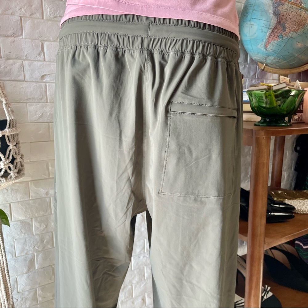SOLD vuori Miles Jogger in Green Size Large - Picture 13 of 16